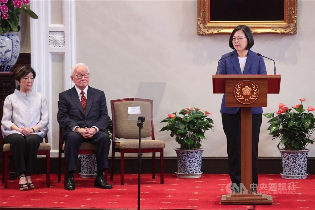 2019年APEC經濟領袖會議11月16、17日將在智利舉行,總統蔡英文(右)14日上午召開記者會,宣布領袖代表由台積電創辦人張忠謀(左2)擔任。 中央社記者吳家昇攝 108年10月14日