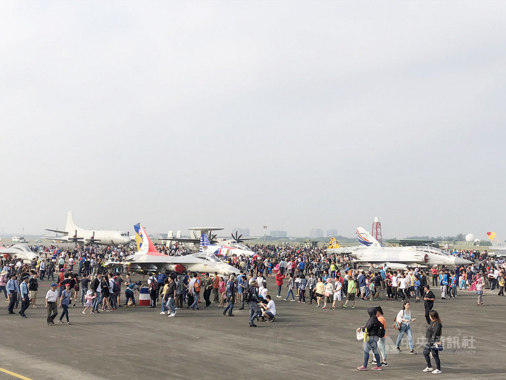 空軍台南基地19日開放參觀,除空中動態操演外,陸上武器展示也很有看頭。中央社記者張榮祥台南攝 108年10月19日