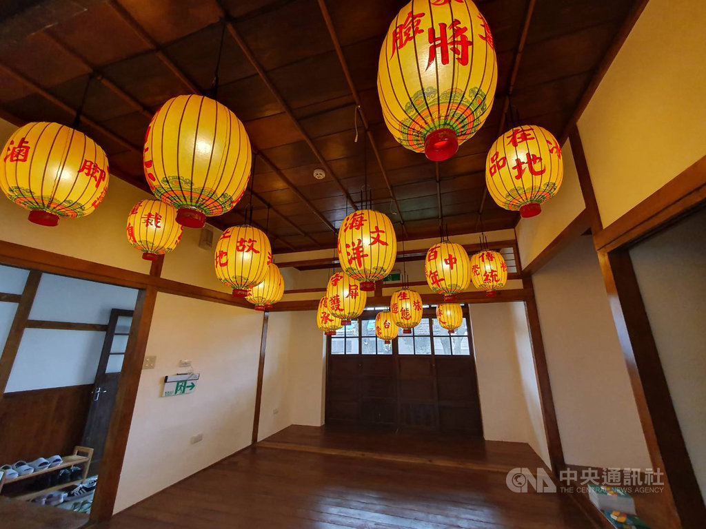 台灣設計展5日展出至今已吸引上百萬人次參訪,將於20日晚間閉幕,屏東縣長潘孟安19日邀民眾把握最後2天的展期。中央社記者郭芷瑄攝 108年10月19日