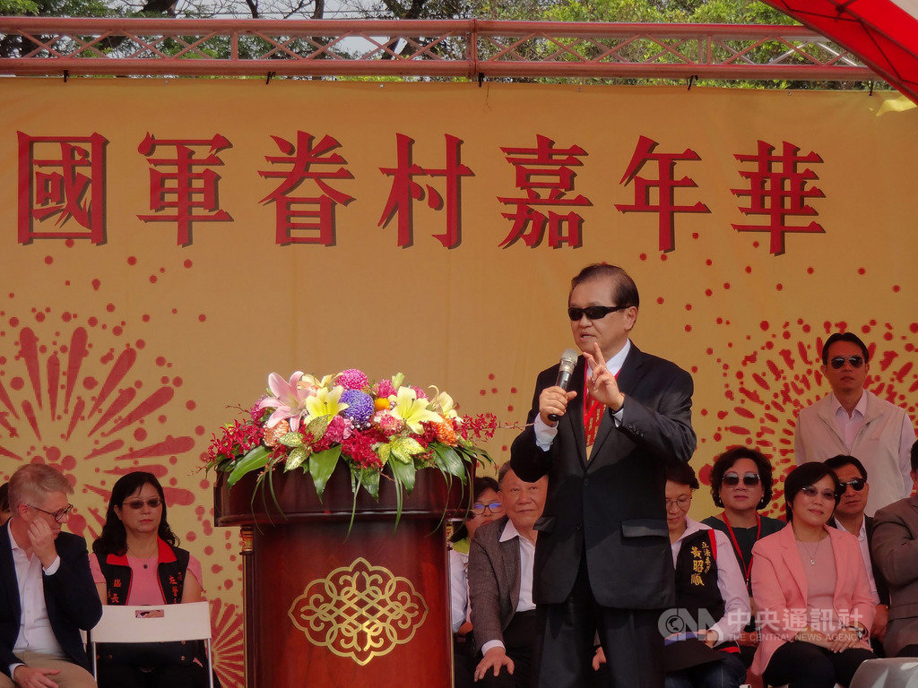 高雄市政府19日起一連兩天在左營舉辦國軍眷村嘉年華系列活動,高雄市國軍眷村文化發展協會理事長趙麟(前)出席主持。中央社記者陳朝福攝 108年10月19日