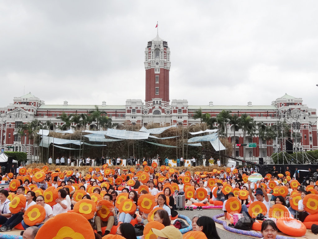 「浪漫台三線藝術季」揭幕活動「凱道內山日」19日在總統府前廣場登場,現場號召逾千名民眾舉起大柿餅造型坐墊呈現柿海,展現金黃浪漫的客家意象。中央社記者楊淑閔攝 108年10月19日