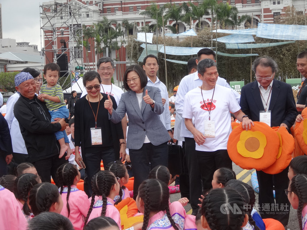 總統蔡英文(前排中,站立者)19日出席浪漫台三線藝術季揭幕活動「凱道內山日」,蔡總統表示,將複製浪漫台三線的成功經驗,推動高屏靚靚六堆、花東幸福台九線,並集結各地客家精華舉辦全球首屆世界客家博覽會。中央社記者楊淑閔攝 108年10月19日