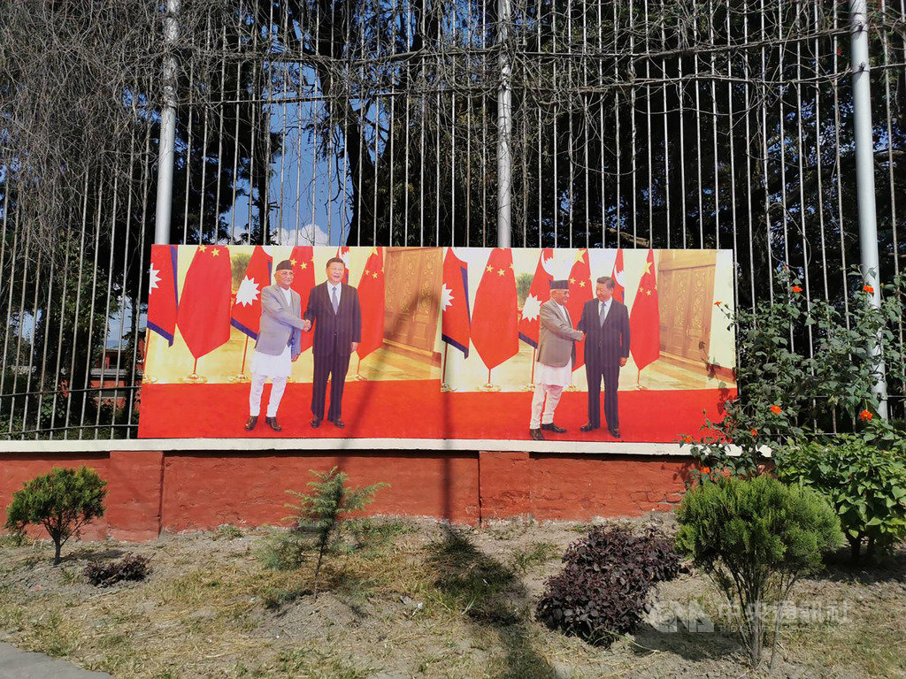 尼泊爾首都加德滿都(Kathmandu)街邊,還留有中國國家主席習近平來訪時,與總理奧利(KP Sharma Oli)握手合影的看板。中央社記者陳家倫加德滿都攝 108年10月19日