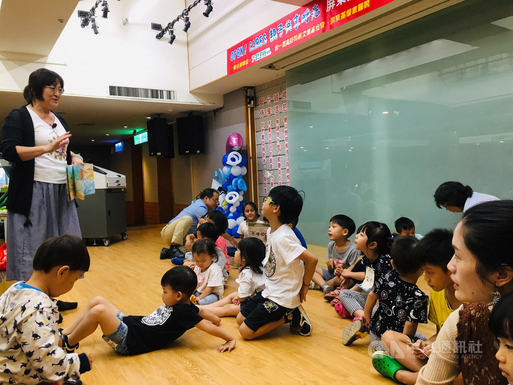 屏東基督教醫院19日舉辦早產兒回娘家暨兒童病房關懷活動,邀請說故事爺奶等到場與孩子們同樂,同時也有醫師與家長分享親子共讀技巧。(屏東基督教醫院提供)中央社記者郭芷瑄傳真 108年10月19日