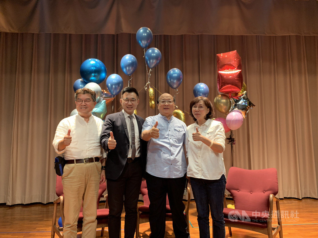 前台中市長胡志強(右2)19日出席活動時受訪表示,國民黨最大問題就是要盡速世代交替,每個人都說,但都做不到。他說,「鞠個躬華麗轉身,也沒叫你下台」,把機會讓給年輕人。中央社記者趙麗妍攝 108年10月19日