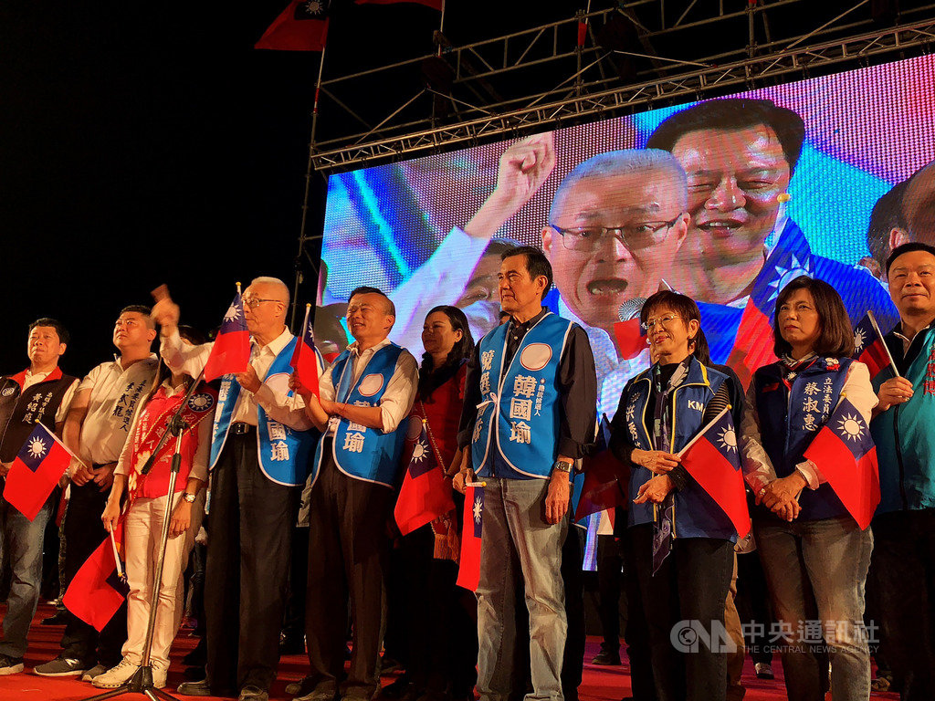 國民黨總統參選人韓國瑜19日在台南造勢,並與黨主席吳敦義、前總統馬英九合體。中央社記者余祥攝 108年10月19日