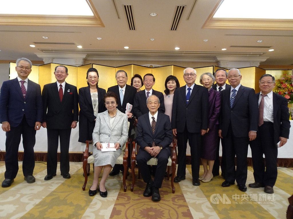 在日皇德仁22日即位之前夕,台日民間人士組成「日本櫻返鄉會」由台灣贈日方的禮物是德仁祖父1923年訪台期間有關的3種植物。日本評論家加瀨英明說,在日皇德仁即位前夕,全世界只有台灣想出這麼美好的賀禮。中央社記者楊明珠東京攝 108年10月19日