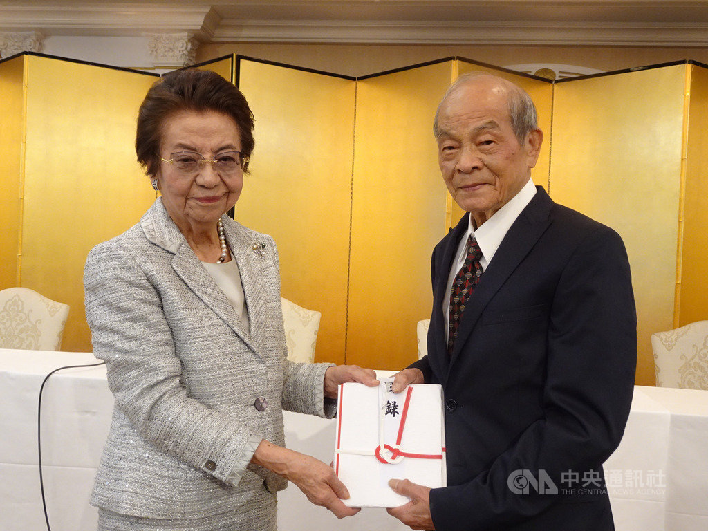 日皇德仁22日舉行即位儀式,台日民間人士組「日本櫻返鄉會」贈德仁的祖父1923年身為皇太子訪台期間種植的植物苗木當賀禮。19日由日本首相安倍晉三母親安倍洋子代表接受。右為前政務委員黃石城。中央社記者楊明珠東京攝 108年10月19日