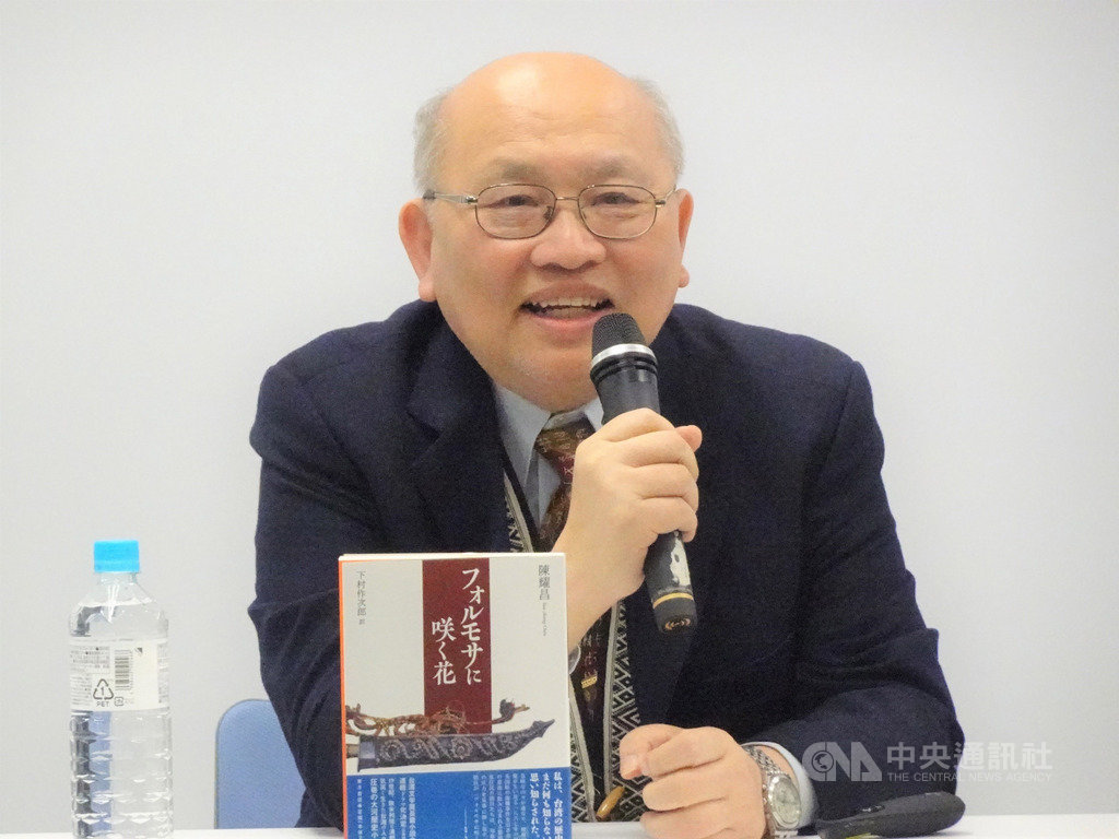 文化部駐日本台灣文化中心「台灣文學祭」首場活動邀請小說「傀儡花」作者陳耀昌(圖)座談,他與撰寫牡丹社事件的日本女作家平野久美子對談。中央社記者楊明珠東京攝 108年10月19日