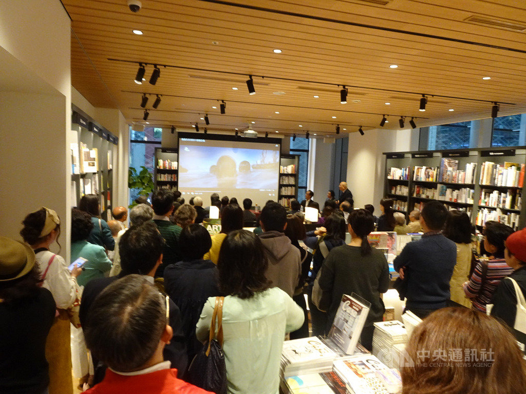 台灣醫師兼作家陳耀昌19日在位於東京的誠品生活日本橋書店,與「傀儡花」日文版翻譯家下村作次郎、主持人野嶋剛出席座談會,吸引許多讀者聆聽,氣氛熱絡。中央社記者楊明珠東京攝 108年10月19日