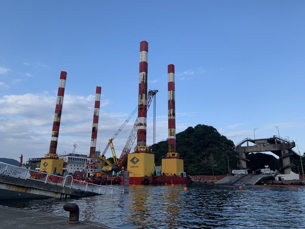 公路總局初步評估宜蘭南方澳大橋坍塌重建經費約6億元,建議橋梁主結構型式採用鋼筋混凝土。圖為南方澳大橋13日橋面版拆除作業。(翻攝照片)中央社記者王朝鈺傳真 108年10月13日