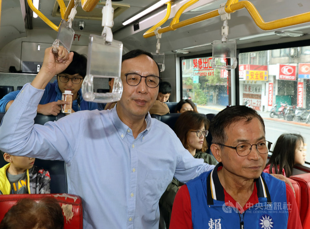 前新北市長朱立倫(前左)19日上午前往台北市文山區,陪同國民黨立委賴士葆(前右)搭公車拜票,爭取民眾支持。中央社記者郭日曉攝 108年10月19日