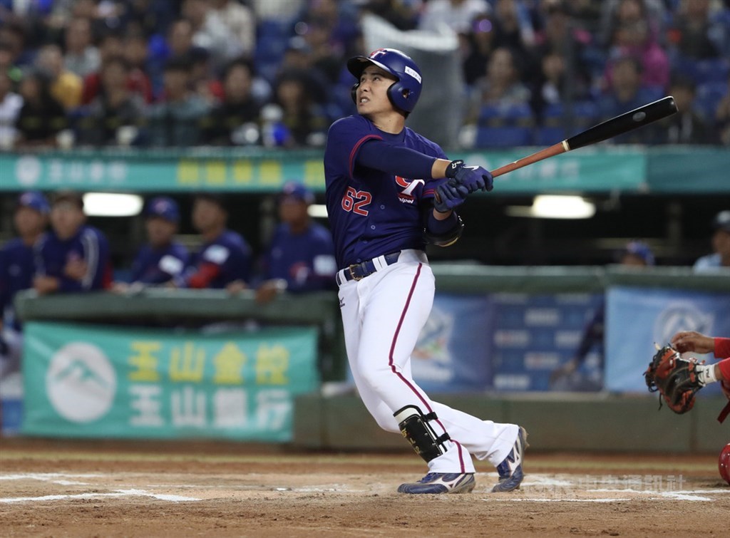 2019第29屆亞洲棒球錦標賽19日進行複賽第2天賽程,中華隊晚間在台中洲際球場迎戰中國隊,隊長陳偉志首局就敲出一記二壘安打,振奮士氣。中央社記者張皓安攝 108年10月19日