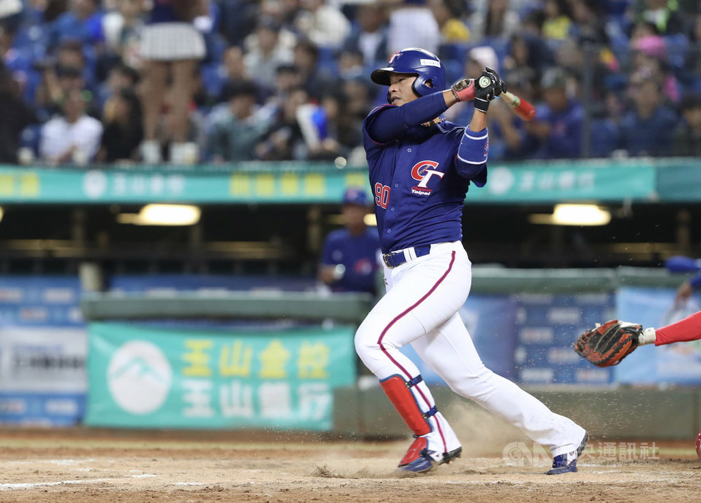 2019亞洲棒球錦標賽複賽持續展開,中華隊19日晚間在台中洲際球場迎戰中國隊,中華隊頻頻敲安展開攻勢,4局上,姜建銘敲出一記二壘安打。中央社記者張皓安攝 108年10月19日
