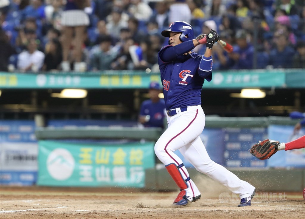 2019亞洲棒球錦標賽複賽持續展開,中華隊19日晚間在台中洲際球場迎戰中國隊,中華隊頻頻敲安展開攻勢,4局上,姜建銘敲出一記二壘安打。中央社記者張皓安攝 108年10月19日