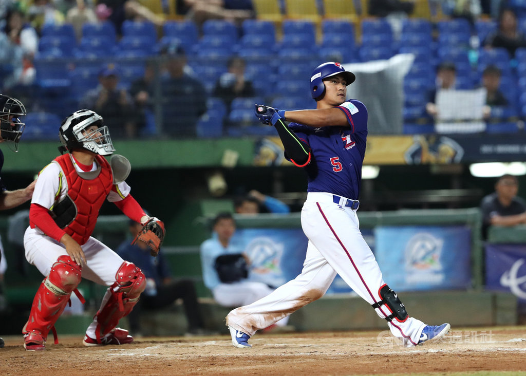 2019年亞洲棒球錦標賽複賽,中華隊19日晚間與中國隊交手,投手吳昇峰先發5.2局好投,旅美好手林子偉(右)8局2分砲奠定勝基,率隊以10比2拿勝,連5屆晉級冠軍戰。中央社記者張皓安攝 108年10月19日
