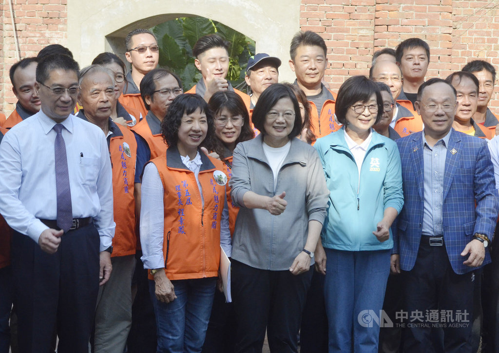 總統蔡英文(前中)19日在內政部長徐國勇(前左)等人陪同下走訪雲林虎尾糖廠,受訪時表示,不分區立委名單提名是非常嚴謹的,傳統是由黨中央主導,她希望在過程中,黨內部要有充分溝通與討論。中央社記者蔡智明攝 108年10月19日