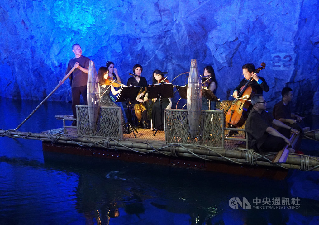 2019金門坑道音樂節19日起在翟山坑道登場,音樂節發起人、大提琴家張正傑(演奏大提琴者)表示,坑道就是天然的音箱,翟山坑道音樂會已成為全世界獨一無二音樂體驗。中央社記者黃慧敏攝 108年10月19日