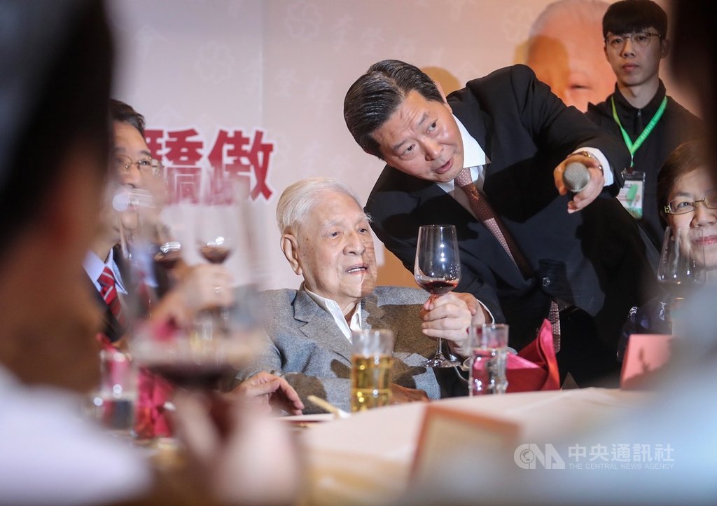 李登輝基金會19日晚間在台北舉辦2019募款餐會,前總統李登輝(後中)出席與會,舉杯向現場來賓敬酒致意。中央社記者裴禛攝 108年10月19日