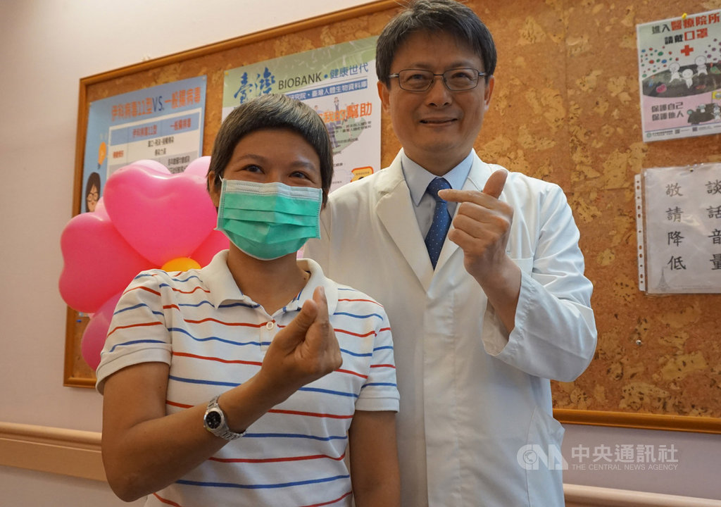 台中榮總19日舉辦真愛關懷卵巢癌病友會,曾任護理師的陳小姐(左)現身分享抗癌經驗,鼓舞病友們勇敢活出亮麗人生。陳小姐也感謝婦科主任呂建興(右)持續鼓勵、給予希望,助她面對病魔。中央社記者趙麗妍攝 108年10月19日