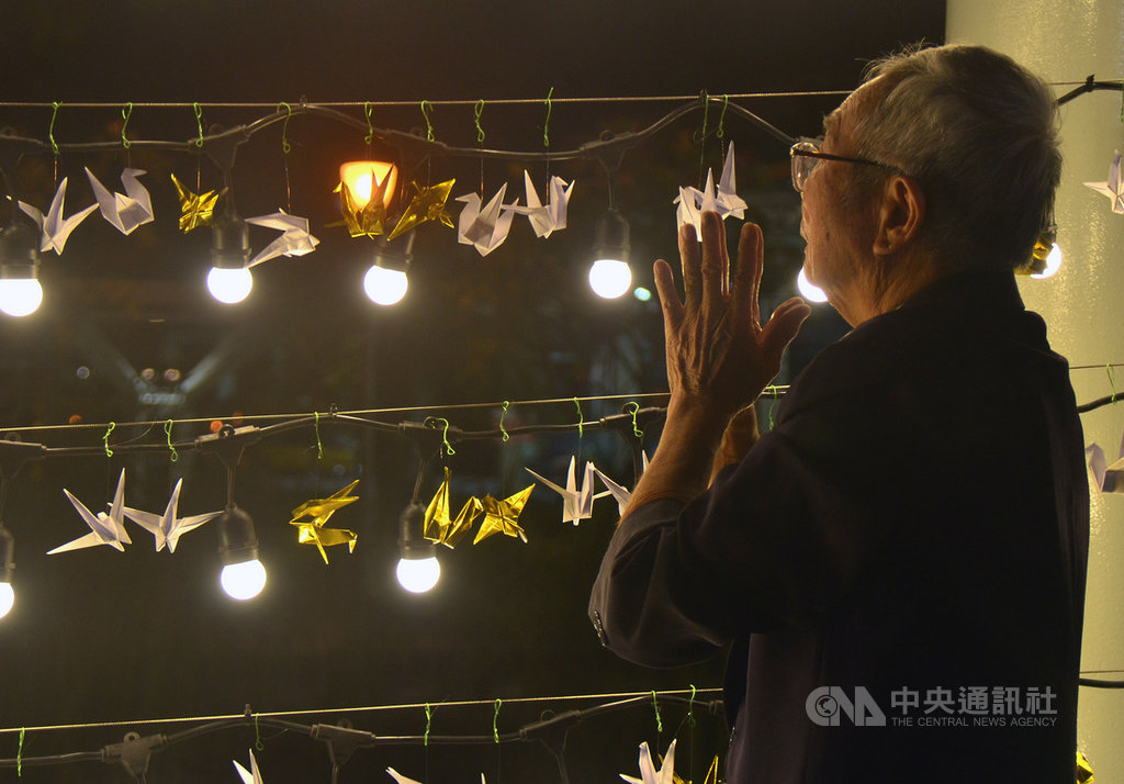台鐵第6432次普悠瑪列車去年10月21日在宜蘭翻覆,造成18人罹難,如今將滿週年,台鐵19日晚間在台東火車站舉行追思會,罹難者家屬到場參與,並在會場繫上紙鶴,追思已故親友。中央社記者盧太城台東攝 108年10月19日