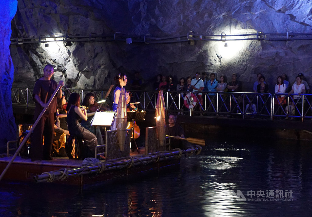 2019金門坑道音樂節19日起一連兩天在翟山坑道登場,首日演出主軸為「天籟美聲」,邀請台灣知名次女高音、「永遠的卡門」翁若珮(船上立者左2)獻唱。中央社記者黃慧敏攝 108年10月19日