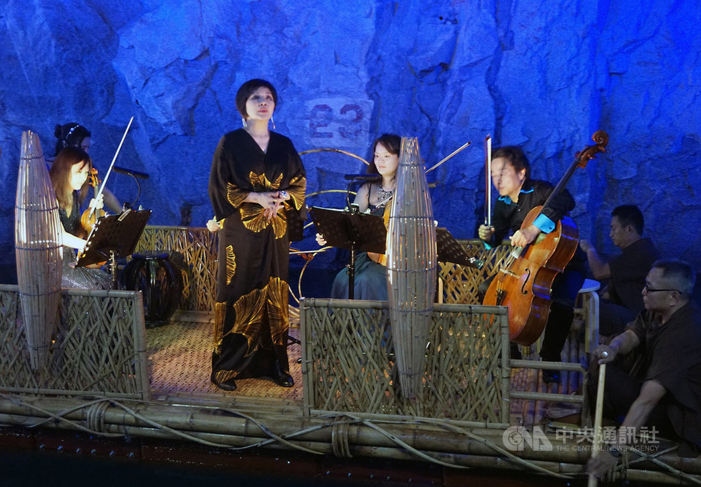 2019金門坑道音樂節19日起一連兩天精彩登場,歌仔戲國寶演員唐美雲(立者)應邀參演,在金門翟山坑道獻唱「夜祭」。中央社記者黃慧敏攝 108年10月19日
