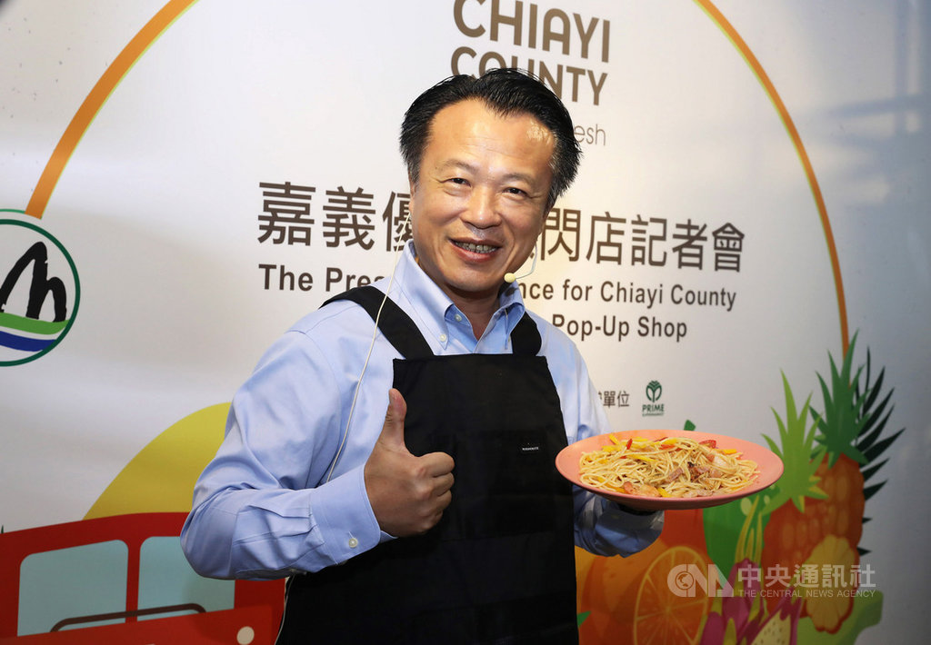 嘉義縣長翁章梁化身阿梁師跨海新南向,利用嘉義農特產與新加坡廚師跨國合作,展開精彩的料理達人秀,推廣台灣嘉義的特色農產品。中央社記者黃自強新加坡攝 108年10月19日