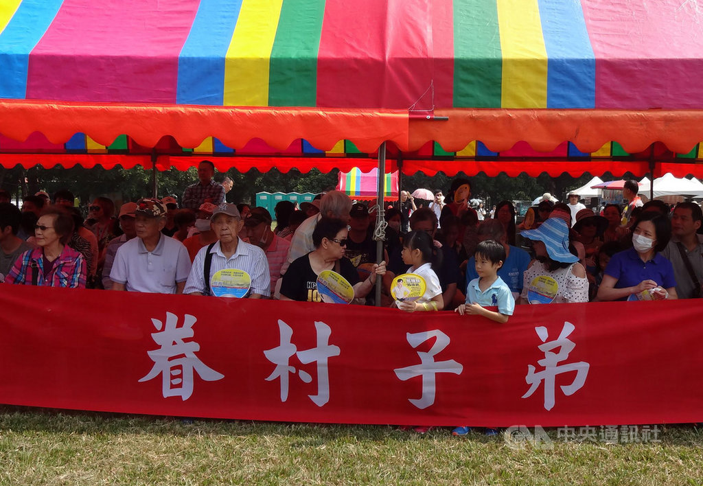 2019第一屆國軍眷村嘉年華19日在高雄左營登場,盼透過活動,邀請全球眷村子弟回到台灣,甚至是到高雄回娘家,關心這塊土地和過去眷村的歷史文化發展軌跡。中央社記者陳朝福攝 108年10月19日