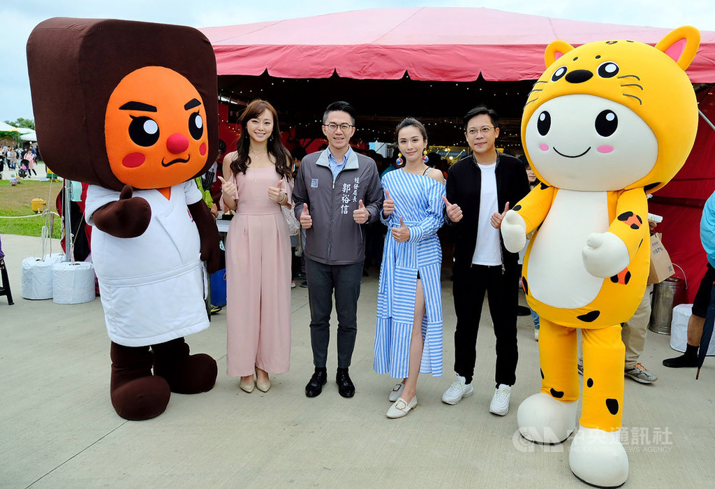 2019桃園農業博覽會將在一週後落幕,今年桃園名品館在地攤位銷售成績亮眼,桃園市經發局長郭裕信(左2)19日指出,這些Made in Taoyuan的產品,就像本土藝人一樣,不但品質好,更是民眾日常生活不可或缺的元素。中央社記者吳睿騏桃園攝 108年10月19日