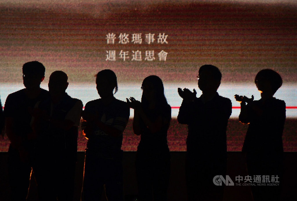台鐵普悠瑪事故21日將滿一年,台鐵19日晚間在台東火車站舉辦追思會,盼藉追思活動助家屬撫平傷痛。中央社記者盧太城台東攝 108年10月19日