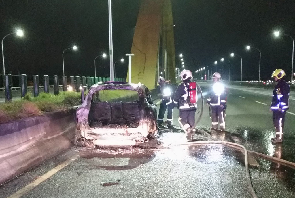 台中市台74線中彰快速道路接近崇德匝道口路段,19日凌晨發生車禍,一輛休旅車追撞前方大貨車,休旅車起火燃燒,消防局獲報派員到場,立即布水線滅火。(民眾提供)中央社記者趙麗妍傳真 108年10月19日