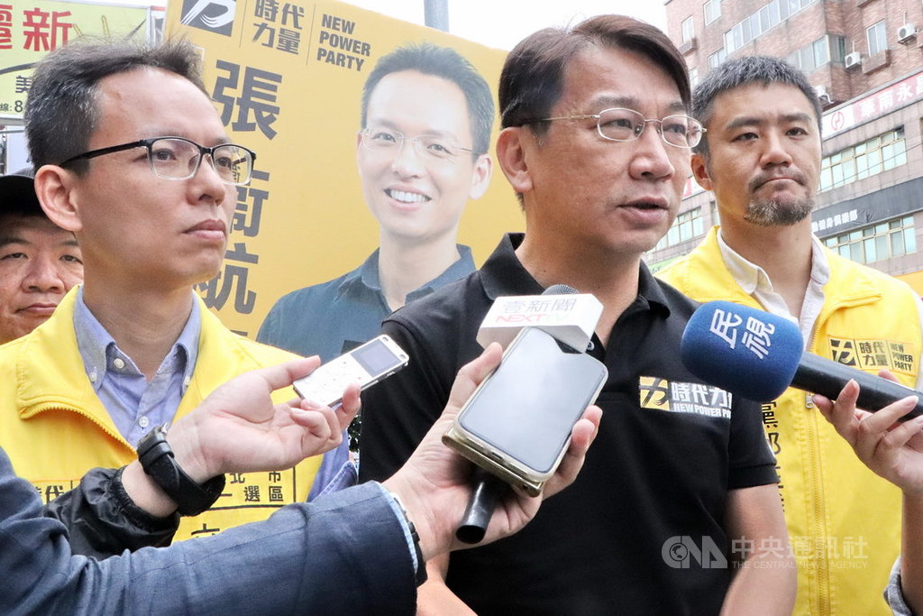 時代力量主席徐永明(中)19日表示,時力這次的立委選舉競選主軸是「公平正義、改變台灣」,強調不分區立委名單前6名人選一定優於其他政黨,符合人民期待。(民眾提供)中央社記者黃旭昇新北傳真 108年10月19日