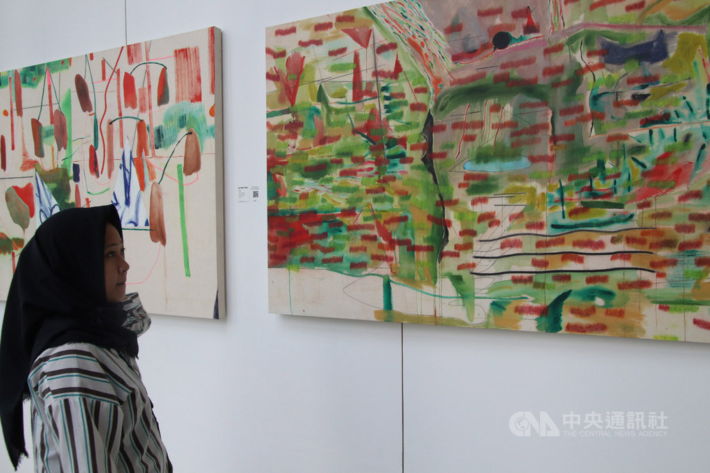 雅加達世界貿易中心正在展出4名台灣新生代女藝術家畫作,參展作品共13幅,以女性視角呈現對當代生活的觀察與反思。中央社記者石秀娟雅加達攝 108年10月19日