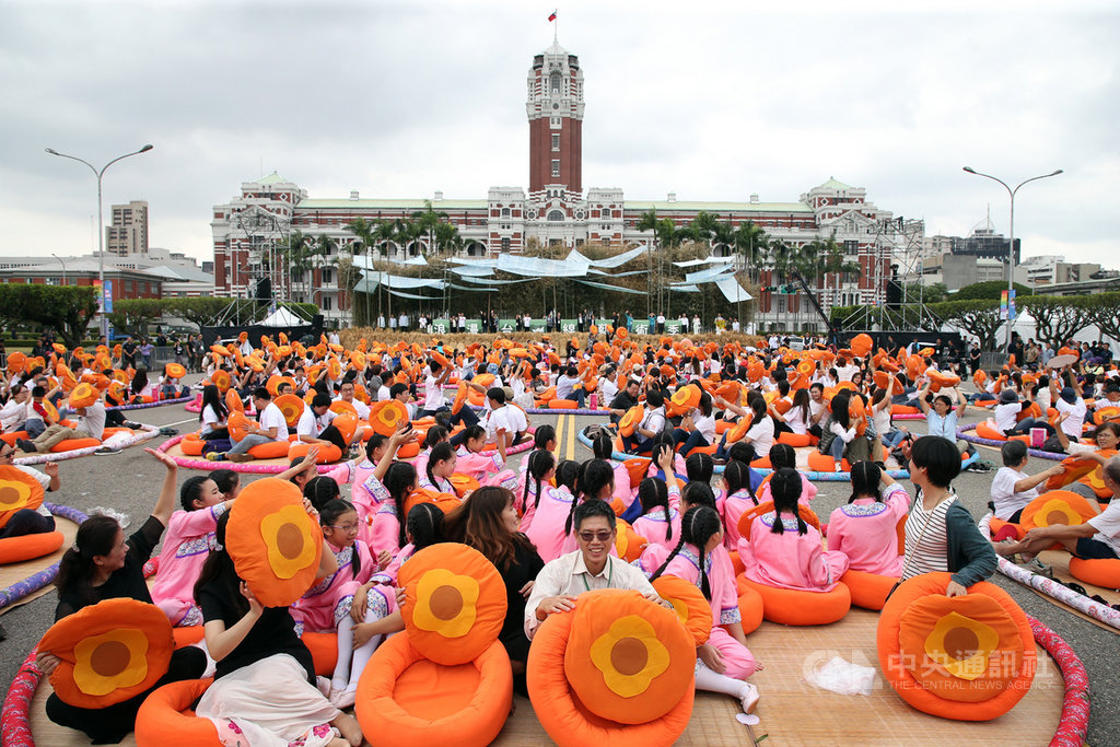 「浪漫台三線藝術季」開幕活動「凱道內山日」19日在總統府前凱道廣場舉行,現場號召民眾舉起大柿餅坐墊呈現柿海,讓總統府廣場變身為橙亮亮的金黃浪漫客家意象。中央社記者鄭傑文攝 108年10月19日