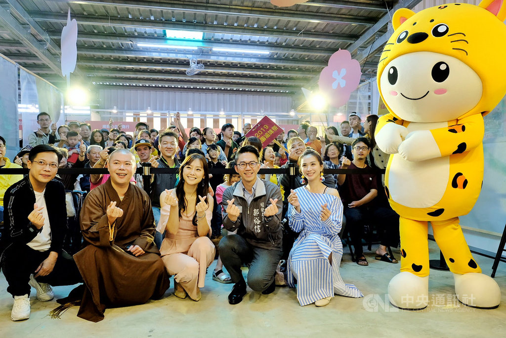 桃園市經濟發展局長郭裕信(前右2)19日表示,為推廣桃園獲市府認證的逾百家廠商產品,經發局主動出擊,除到農博設攤,也前進日本食品展,這次更邀請本土藝人站台推廣。中央社記者吳睿騏桃園攝 108年10月19日