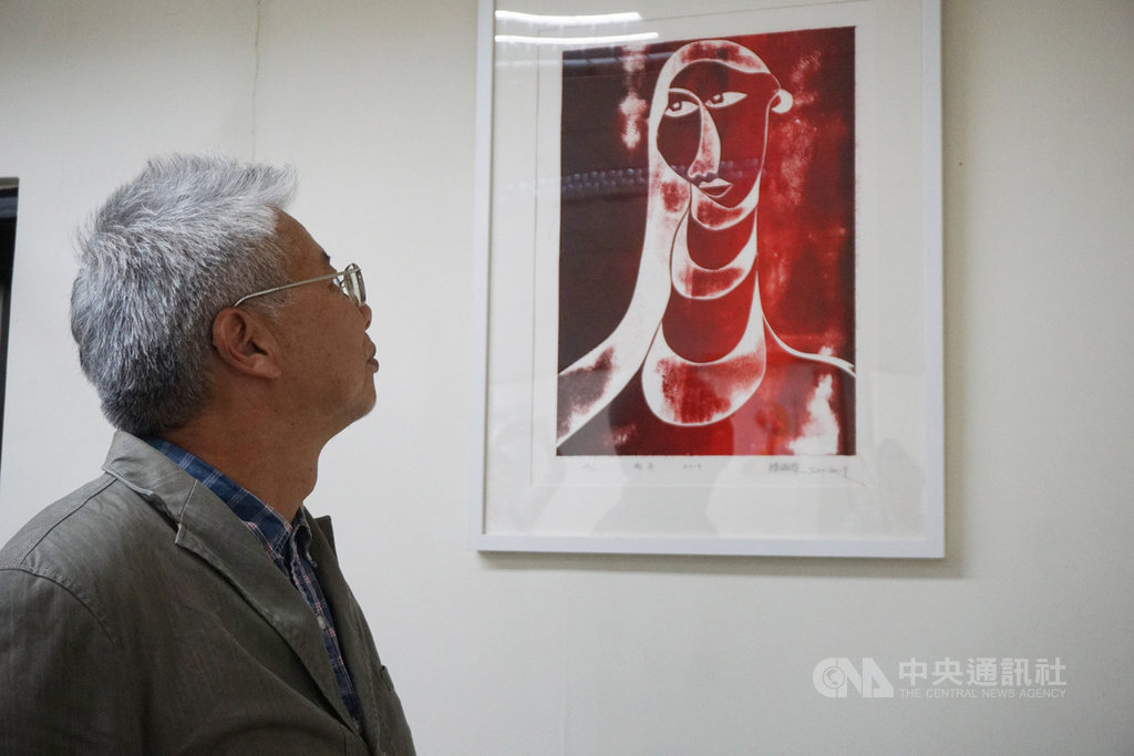 金門旅台漂木畫家楊樹森(圖)提供作品妝點行政院金馬聯合服務中心,將長期展出。圖為楊樹森18日回到金門,觀看聯合服務中心內的作品。中央社記者黃慧敏攝 108年10月19日