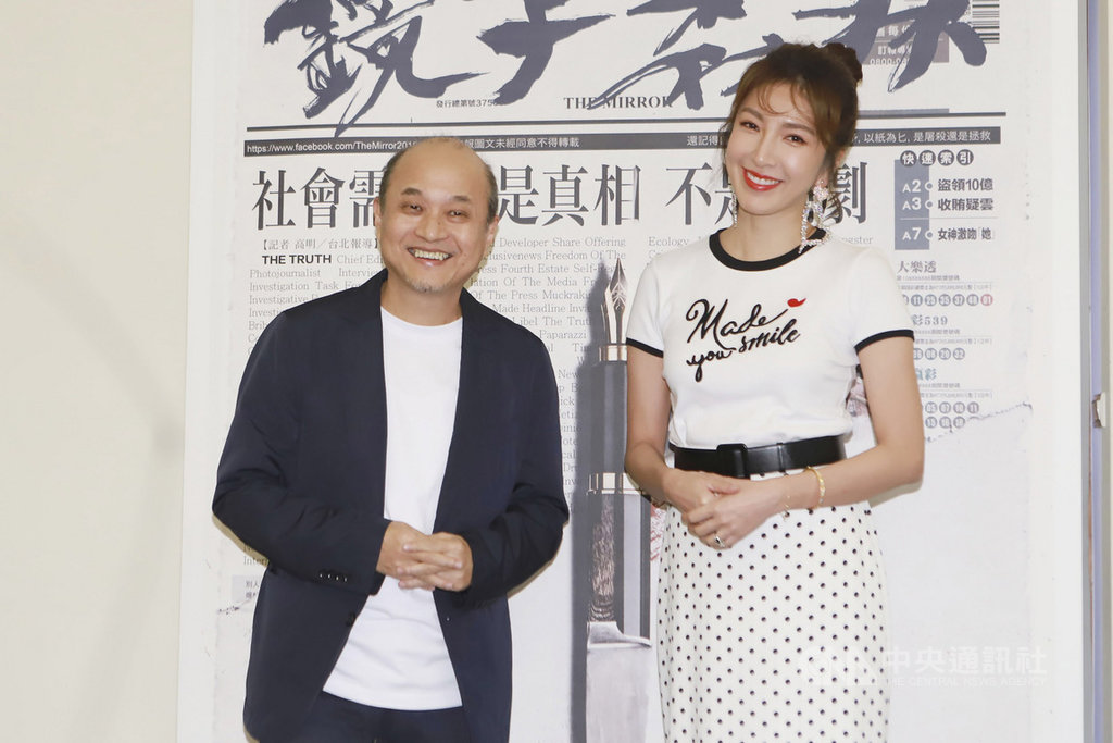 社會寫實劇「鏡子森林」探討新聞產業與媒體記者處境,19日在台北舉行特映會,總導演兼製作人鄭文堂(左)、演員楊謹華(右)等皆出席,兩人為首度合作,分享拍攝點滴。(民視提供)中央社記者陳秉弘傳真 108年10月19日