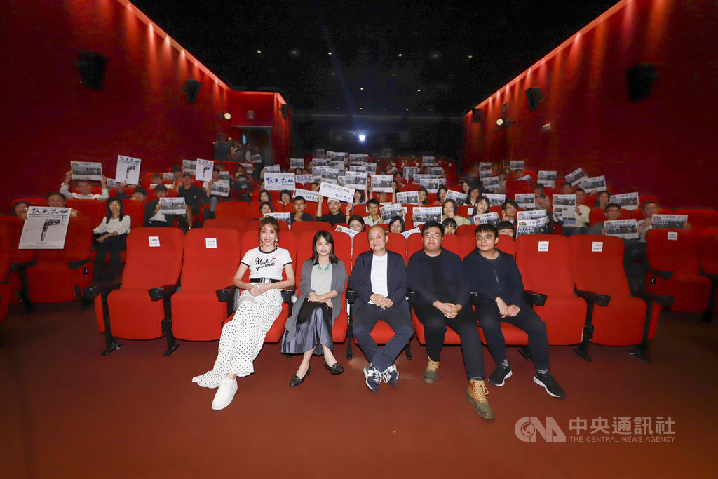 社會寫實劇「鏡子森林」19日在台北舉行特映活動,總導演鄭文堂(前中)、主要演員楊謹華(前左)等人出席,鄭文堂認為,記者這個行業一定有其獨特故事,所以才會想要拍攝這齣戲。(民視提供)中央社記者陳秉弘傳真 108年10月19日