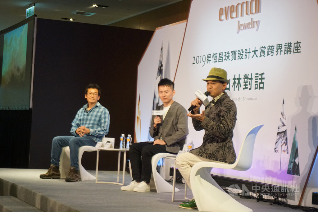 「與山林對話」跨界講座19日在台北登場,由藝人黃子佼(右)主持,導演魏德聖(左)出席與會,分享他因拍攝電影進入台灣山林創作的經驗。中央社記者陳秉弘攝 108年10月19日
