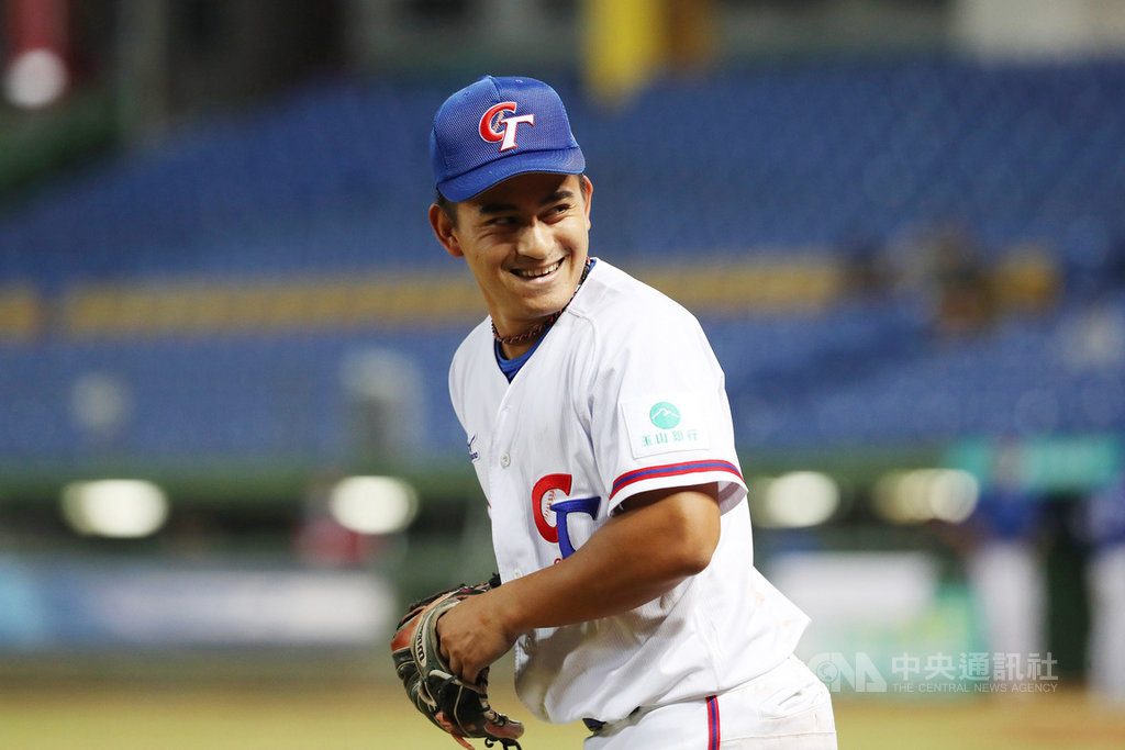 2019第29屆亞洲棒球錦標賽複賽第2天,中華隊19日晚間與中國隊交手,中華隊打序微調,為了讓火力串聯性更好,林子偉先發守左外野,將力拚冠軍戰門票。圖為108年10月18日林子偉對韓出賽畫面。中央社記者張皓安攝 108年10月19日
