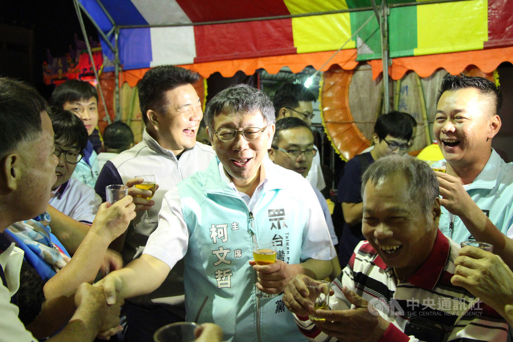 台灣民眾黨主席柯文哲(前中)19日晚間與多名黨提名立委參選人,一起到台中參加六房媽起馬宴,逐桌與民眾敬酒致意。中央社記者蘇木春攝 108年10月19日