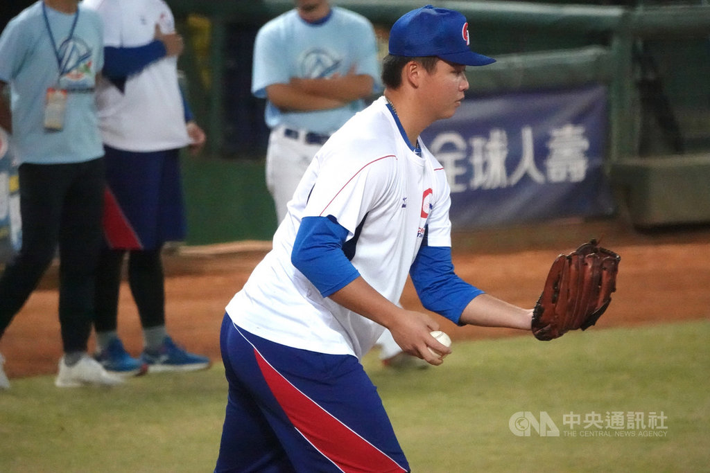 2019亞洲棒球錦標賽,中華隊複賽連拿2勝確定晉級冠軍戰,20日將再與日本碰頭;中華隊暫定由旅美投手鄧愷威先發。圖為108年10月18日複賽賽前鄧愷威練球情形。中央社記者謝靜雯攝 108年10月19日