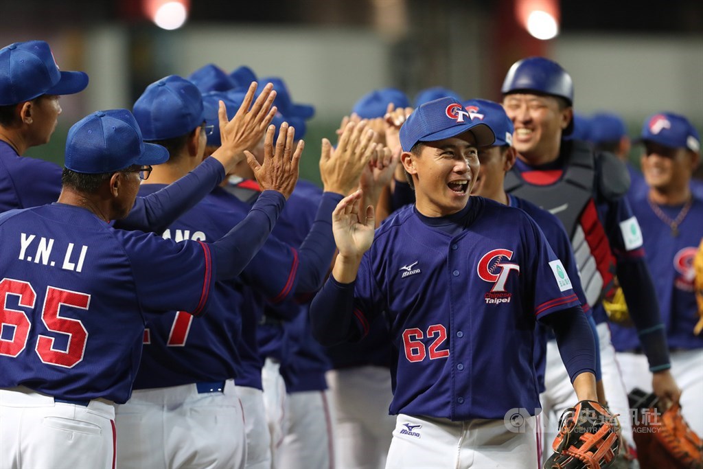 2019第29屆亞洲棒球錦標賽複賽,中華隊19日晚間在台中洲際棒球場迎戰中國隊,終場由中華以10比2奪勝,也成功挺進20日晚間的冠軍戰。中央社記者張皓安攝 108年10月19日