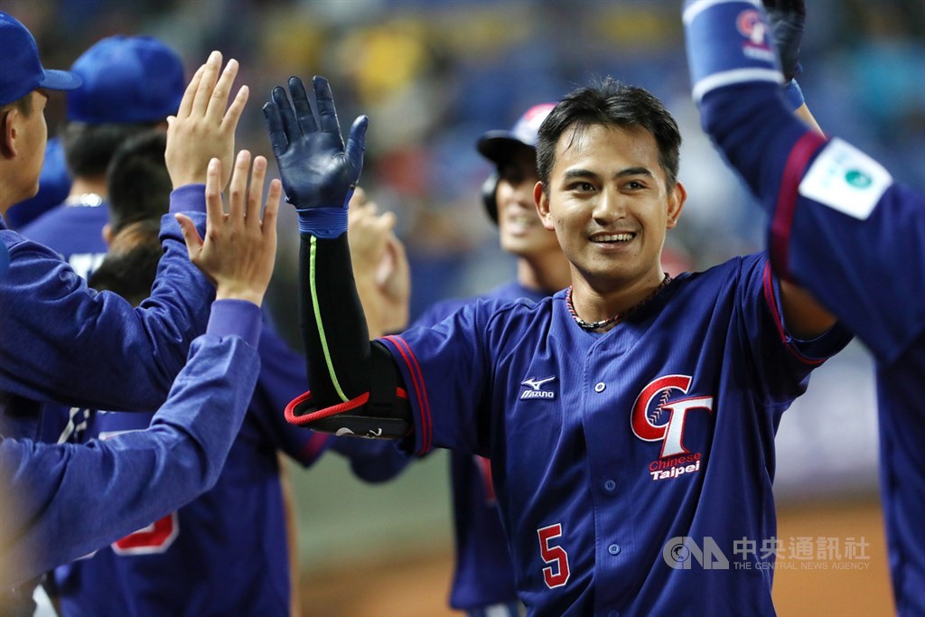 2019亞洲棒球錦標賽19日晚間複賽賽程由中華隊與中國隊交手,中華隊陣中旅美好手林子偉8局一記2分砲拉開比分,加上隊友趁勝追擊,終場就以10比2奪勝,20日晚間將與日本爭冠。中央社記者張皓安攝 108年10月19日