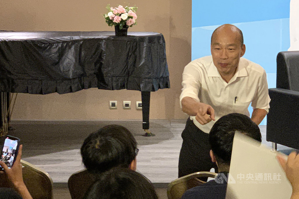 國民黨提名總統參選人韓國瑜(右)19日前進被視為綠營票倉的台南,傍晚在安平區和青年座談,他直言自己向來是直球對決,要求青年提問不用客氣,麻辣一點比較好,明快有力,直搗問題核心。中央社記者張榮祥台南攝 108年10月19日
