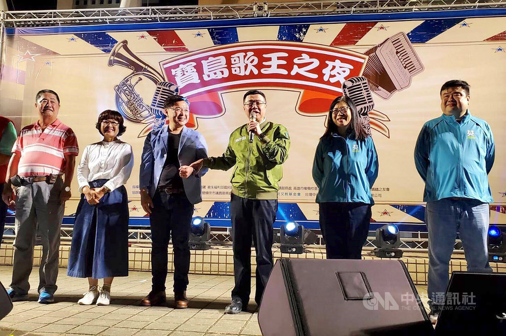 民進黨主席卓榮泰(右3)19日晚間到高雄出席黨籍立委趙天麟(左3)舉辦的寶島歌王之夜活動,懇請選民支持準備衛冕的趙天麟。中央社記者陳朝福攝 108年10月19日