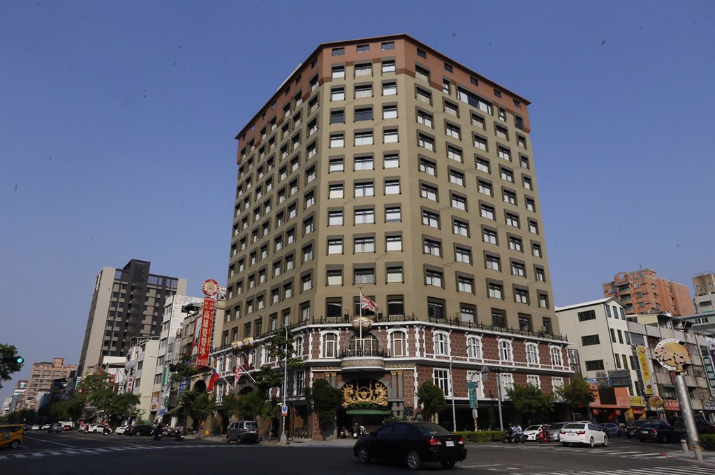 高雄漢王洲際飯店19日公告,中餐廳將自109年1月18日起將暫停營業,飯店總裁兼董事長林富男表示,會在明年1月18日前消化完過年前的婚宴訂桌,近2年來營業下滑,目前住宿率維持約5成。圖為飯店大樓外觀。中央社 108年10月19日