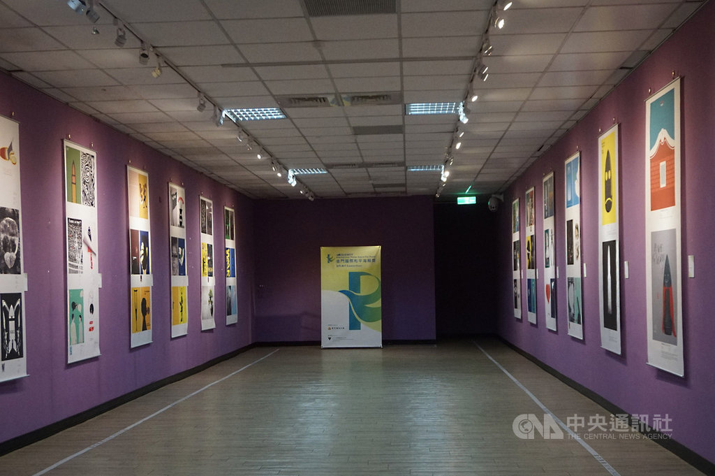 2019金門國際和平海報獎巡迴展金門場19日在文化局正式開幕,盼透過展覽喚起世人對和平的重視,展期將持續至11月6日。中央社記者黃慧敏攝 108年10月19日