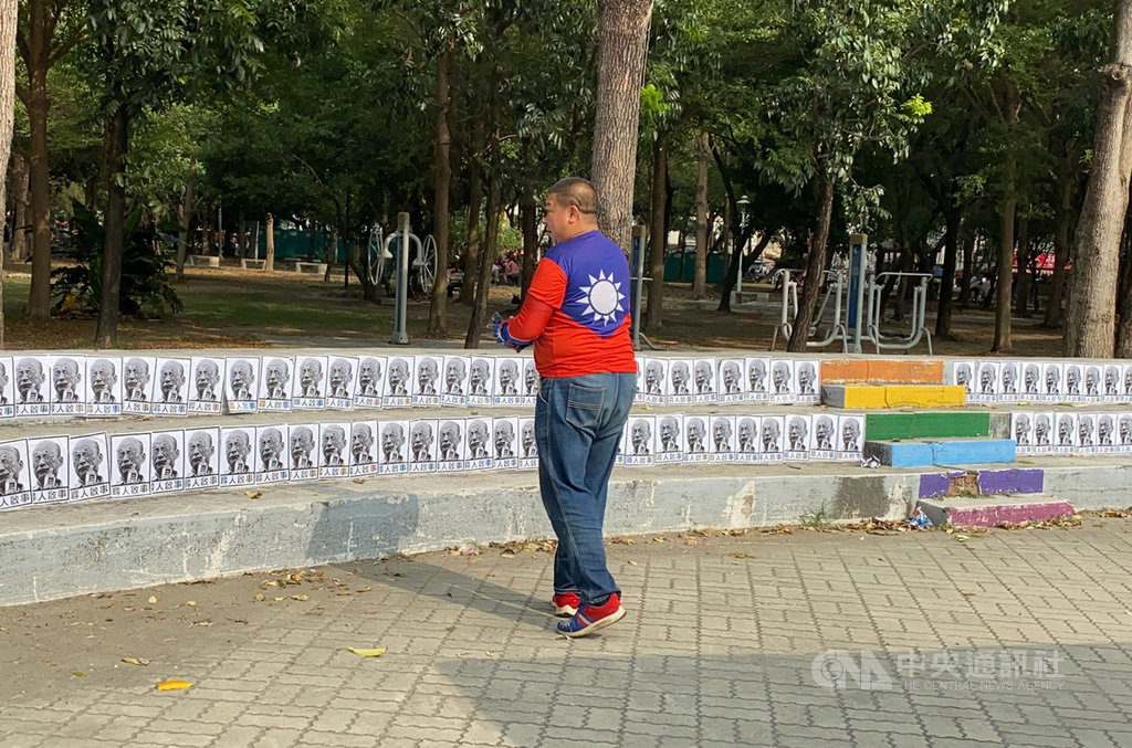 國民黨總統參選人韓國瑜前進台南造勢,活動主場的南區水萍塭公園19日被發現貼上寫著「尋人啟事」的韓國瑜大頭照,挑釁意味濃厚。中央社記者張榮祥台南攝 108年10月19日